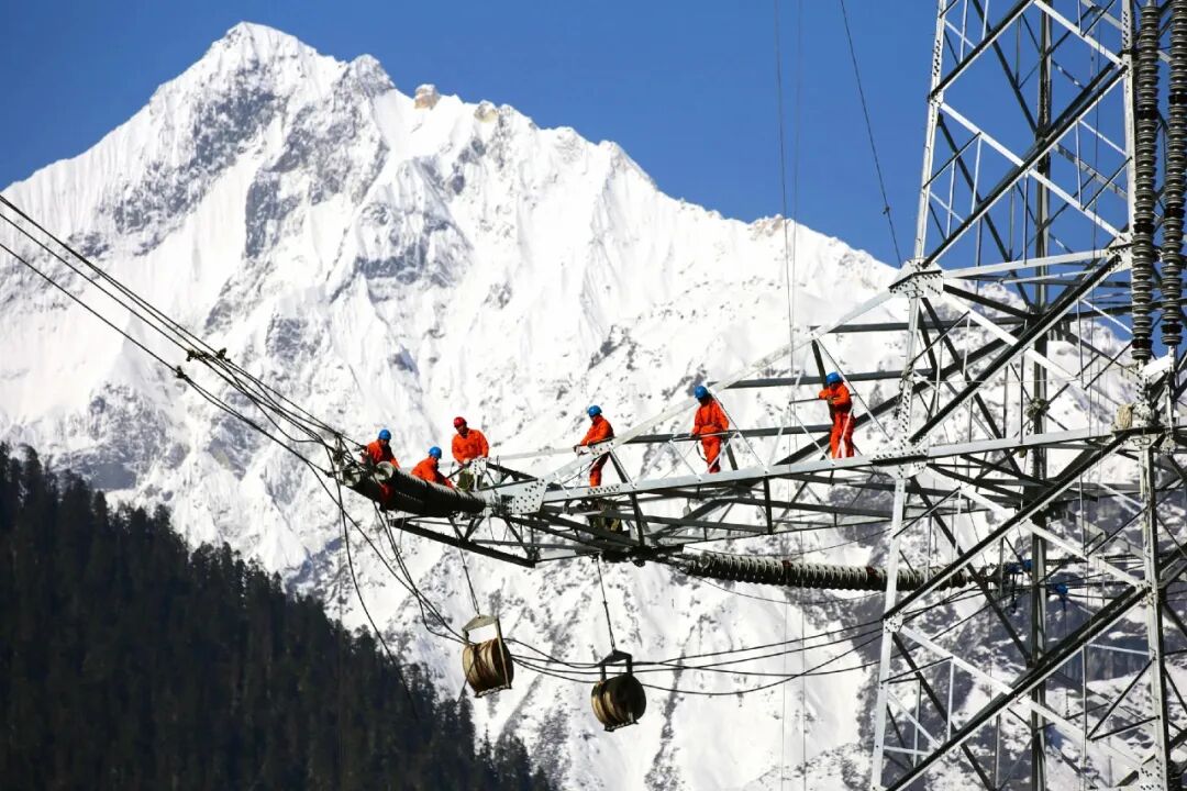 特殊环境下的带电修补作业,如何让机械臂始终在视野内?