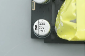 拆解报告:大疆140W氮化镓充电器采用永铭NPX系列固态电容